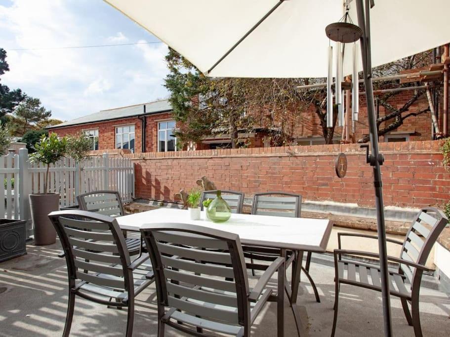 2 Central, Spacious, Apartment With Private Patio Sidmouth Kültér fotó